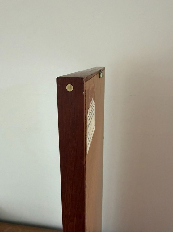 Image 1 of Bellissimo specchio vintage danese in teak con bordi smussati e graziosi dettagli in ottone.
