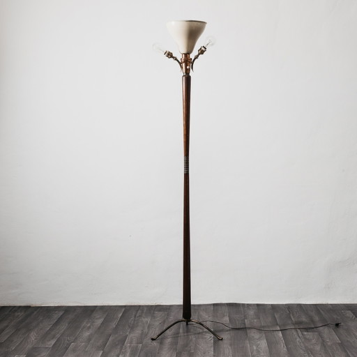 Giuseppe Ostuni Attr. Staande lamp met driepootvoet, jaren 1950, hout en messing.