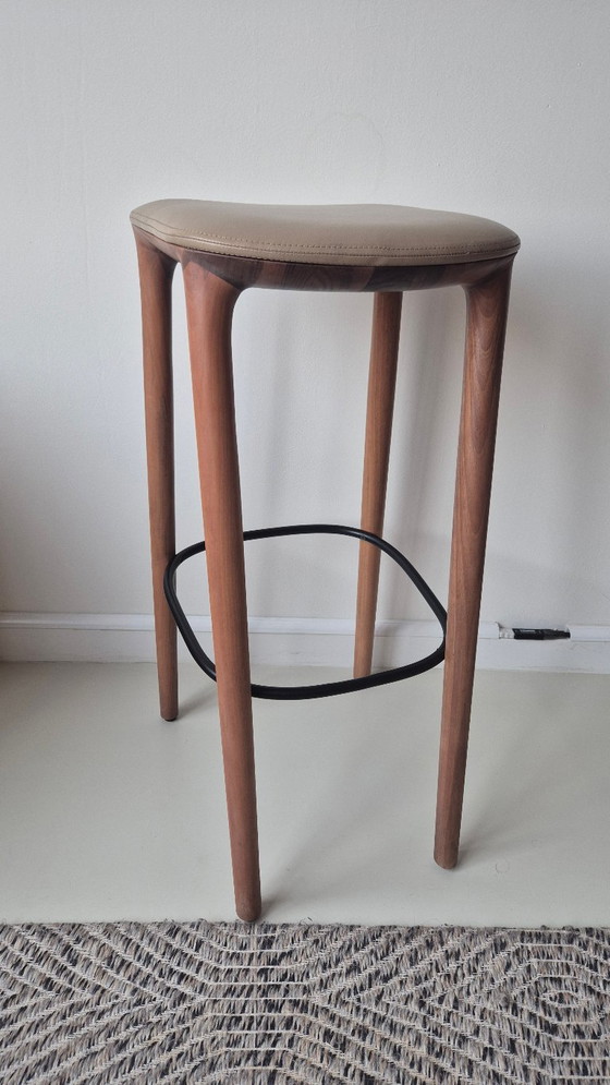 3 x Artisan Neva Hocker, 79 cm hoch, mit Ledersitz und schwarzer Fußstütze, in sehr gutem Zustand – Barhocker (photo 9 of 24)