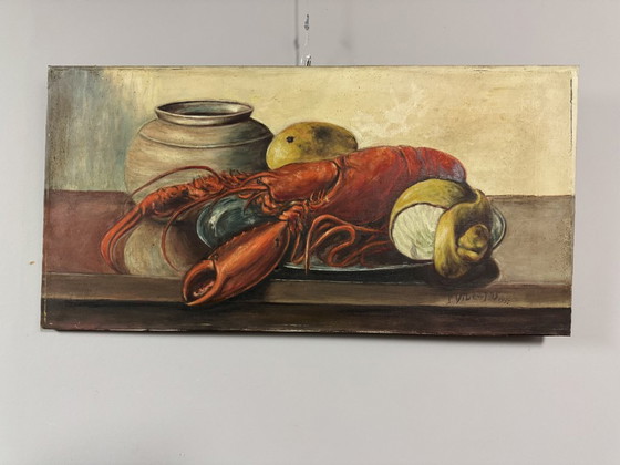Image 1 of Naturaleza muerta con langosta y limón de R. Viliruvy, óleo sobre lienzo, Bélgica, 1951.