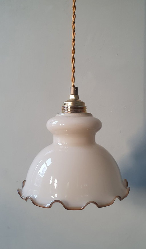 Piccola lampada a sospensione vintage in vetro con bordo decorativo color marrone.