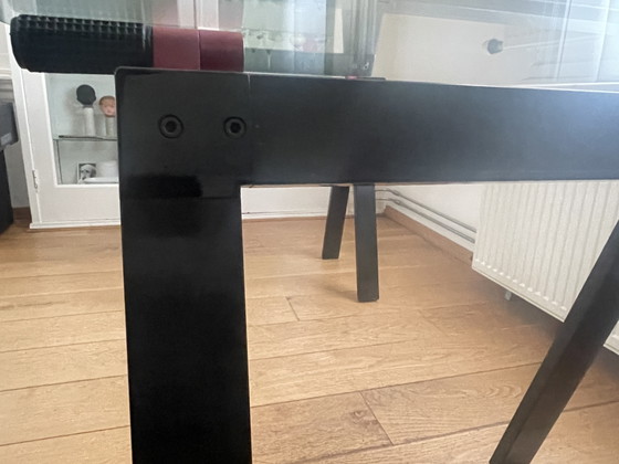 Gaetana Design Bureautafel Met Transparant Glazen Blad Zwart Metalen Poten met rood accent – Zanotta (photo 9 of 13)
