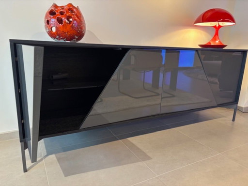 KENDO IS A SIDEBOARD WITH UNUSUAL GEOMETRIC DOORS: EACH ONE HAS A 30° CUT THAT DIVIDES IT INTO TWO PARTS THAT ARE NOT PERFECTLY