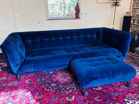 Image 1 of Stilvolles 3,5-Sitzer-Sofa mit passendem Hocker in dunkelblauem Samt