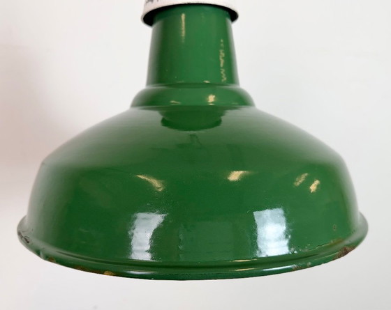 Image 1 of Industriële Britse groene emaille fabriekshanglamp, jaren 60