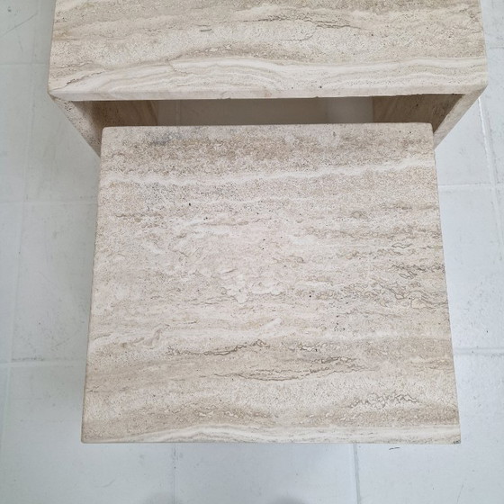 Image 1 of Italienische Beistelltische aus Travertin mit Rillenmuster aus den 1980er Jahren – 3er-Set