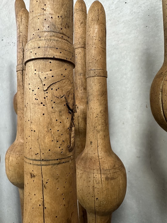 Image 1 of Cônes anciens en bois XL sur pied