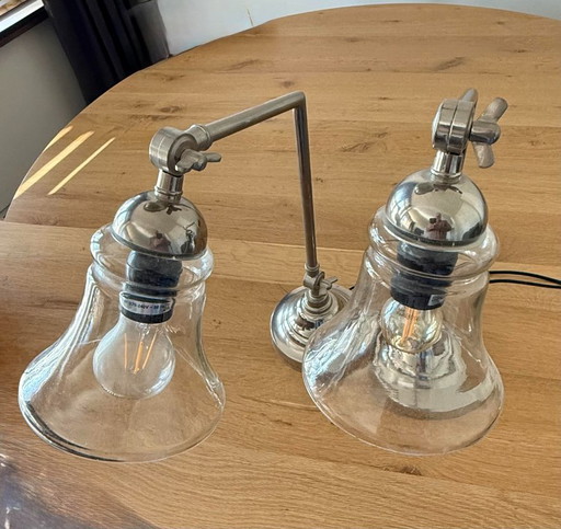 Zwei verstellbare Chromleuchten