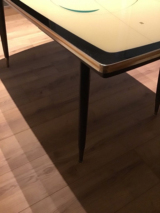 Elegante e bellissimo tavolino da caffè di metà secolo