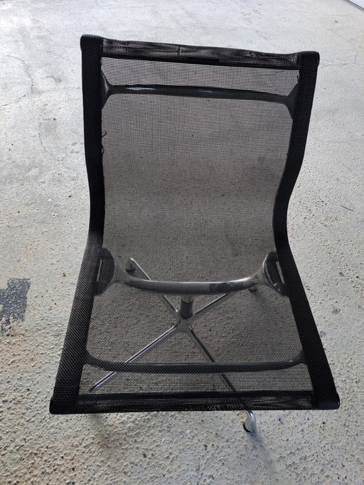 4x Chaises de marque Herman Miller. Designée par Charles Ray