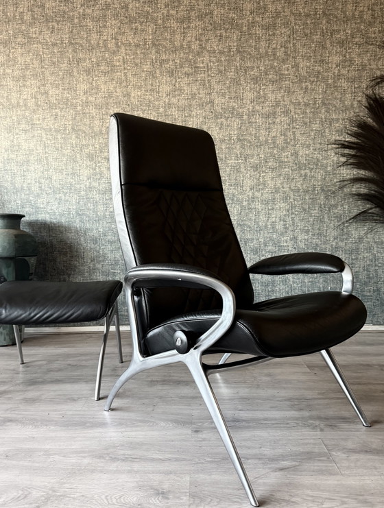 Image 1 of Poltrona lounge James Stressless con poggiapiedi in pelle nera e alluminio
