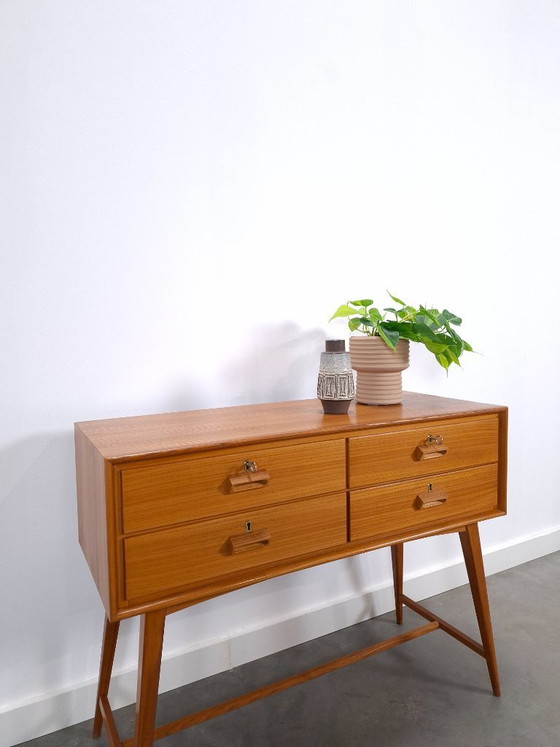 Cassettiera danese vintage in teak con gambe alte inclinate, tavolino, credenza – Cassettiere, Legno (photo 6 of 13)