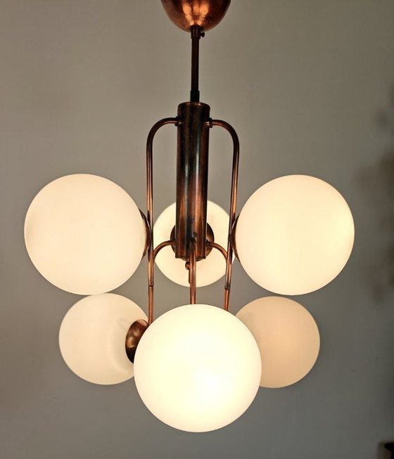 Vintage kroonluchter met 6 bollen uit het midden van de 20e eeuw / Koperen plafondlamp met moleculaire (photo 11 of 11)