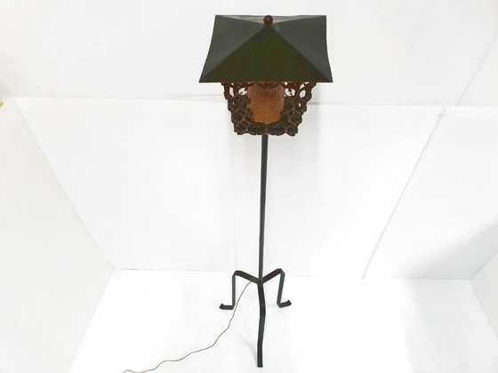 Image 1 of Vintage Franse staande lamp op driepoot, jaren 50, rockabilly-stijl, geperforeerd metaal, staal en messing.