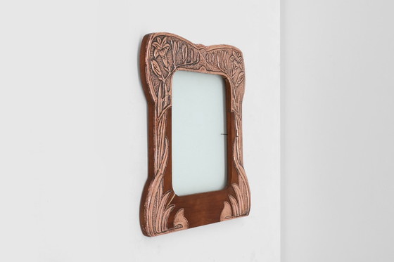 Image 1 of Marco de fotos de cobre y madera repujado estilo Art Nouveau, Francia, ca. 1910