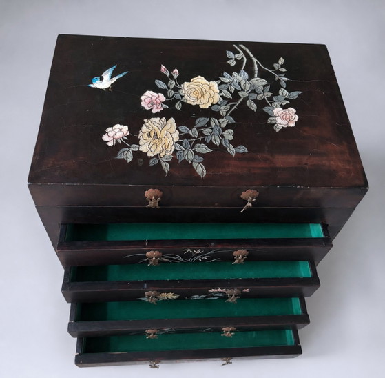 Image 1 of Coffret à objets précieux chinois incrusté de nacre (avec rapport d'expertise)