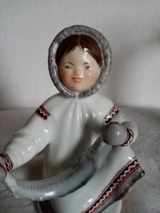 Image 1 of Statuina di porcellana sovietica &quot;Ragazza Inuit Sakha&quot; LFZ 14 cm