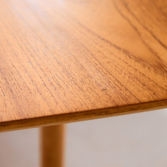 Image 1 of MK11104 Table de salle à manger restaurée en teck et chêne