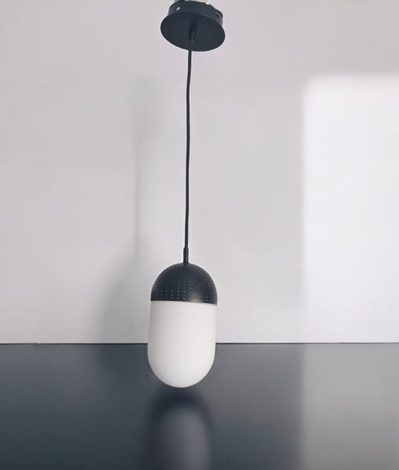 Image 1 of Große Pendelleuchte DOT – Skandinavisches Design von Rikke Frost – Hersteller: Woud