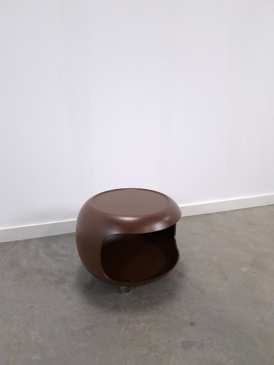 Table basse ronde Space Age marron sur roulettes avec compartiment ouvert – Tables basses, Plastic, Metal (photo 13 of 14)