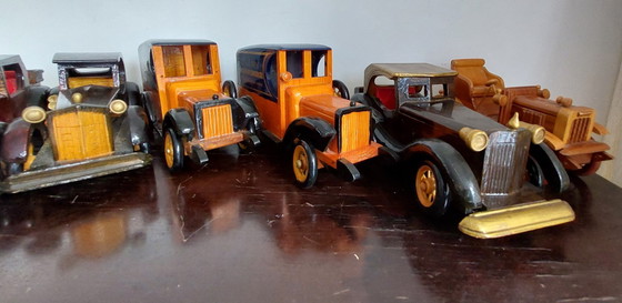 Image 1 of Voitures et camions en bois fabriqués et peints à la main