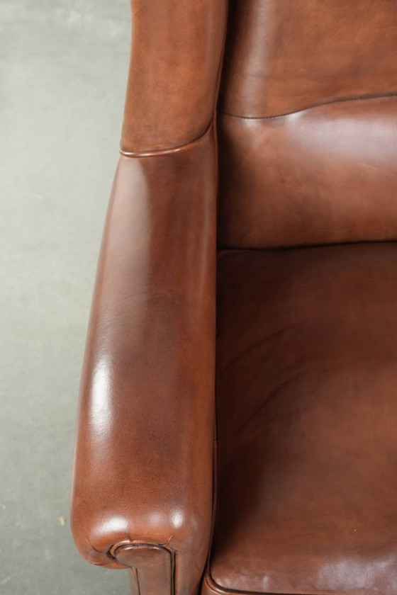 Image 1 of Sillón orejero grande de piel de oveja de estilo inglés clásico, en perfecto estado.