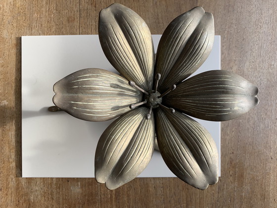 Image 1 of Lotus sculptuur feestasbak uit het midden van de vorige eeuw