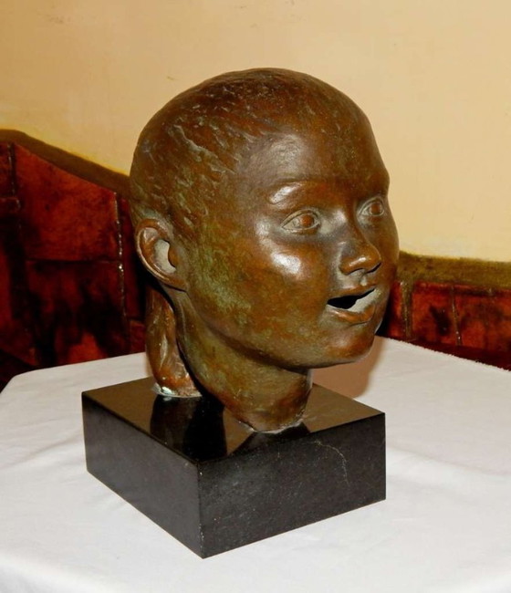 Image 1 of Elegante escultura de bronce: busto de una niña sobre una base de mármol macizo.