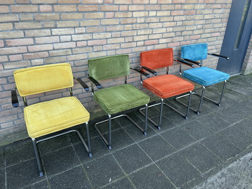 4 sillones acanalados con estructura tubular cromada