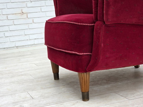 Image 1 of Años 60, sillón danés, muebles de terciopelo rojo cereza, patas de madera de haya, retapizado.