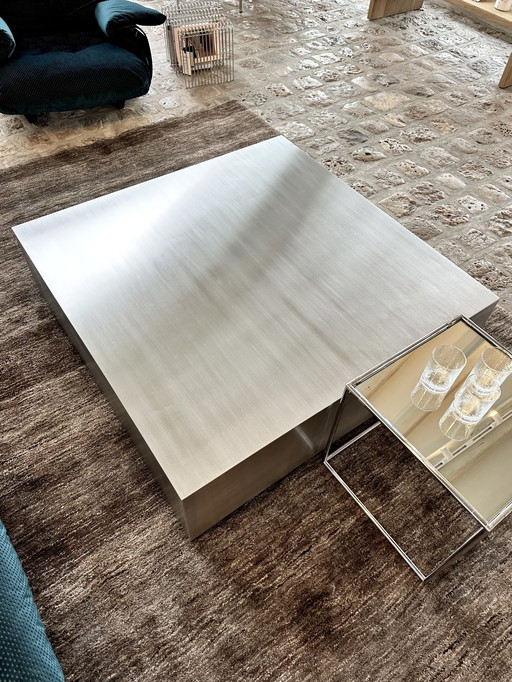 Mesa de centro cúbica de acero inoxidable