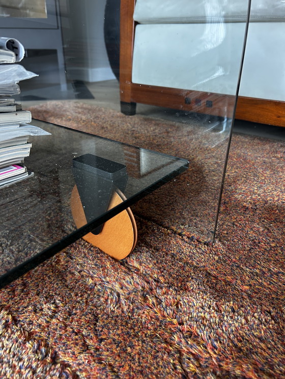 Image 1 of Design Couchtisch - gebogenes Glas mit beweglichem Glasfuß