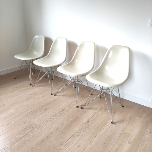 Ensemble vintage de 4 chaises de salle à manger en fibre de verre par Eames - Herman Miller