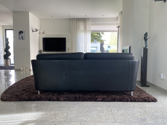 Image 1 of Sofá fresco y atemporal de Nimbus 184 cm negro con 2 cojines de brazos y patas ajustables en cromo cepillado en cuero especial