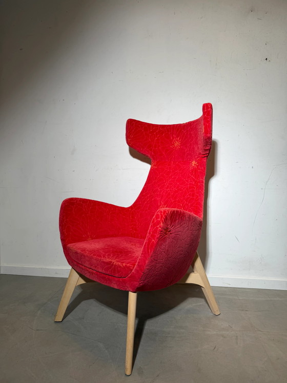 Sillón auxiliar de respaldo alto en terciopelo rojo con estampado floral. – Sillones (photo 3 of 7)