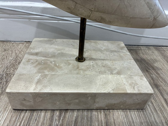 Maitland-Smith Tessellated Stone Vissculptuur op standaard, Beeldhouwkunst, Steen, Messing, Beige, 1980 (foto 3 van 6)