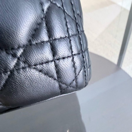 Image 1 of DIOR LADY MEDIUM - PELLE DI AGNELLO CANNAGE, FERRAMENTA NERA E ORO, CINTURINO REGOLABILE