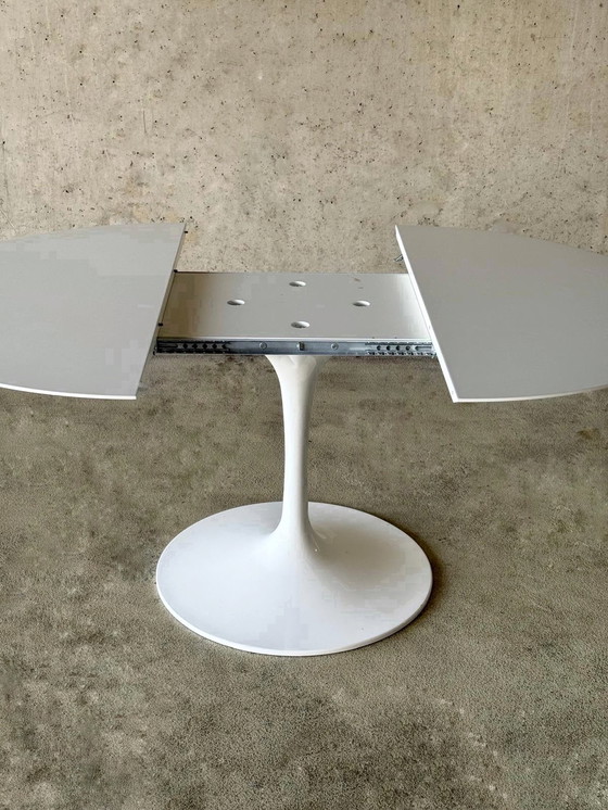 Image 1 of Uitschuifbare Tulip tafel, rond-ovaal van Eero Saarinen