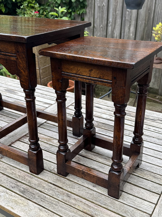 Image 1 of Tables gigognes anciennes en chêne | Style TITCHMARSH & GOODWIN | Chêne jacobéen | Années 1920