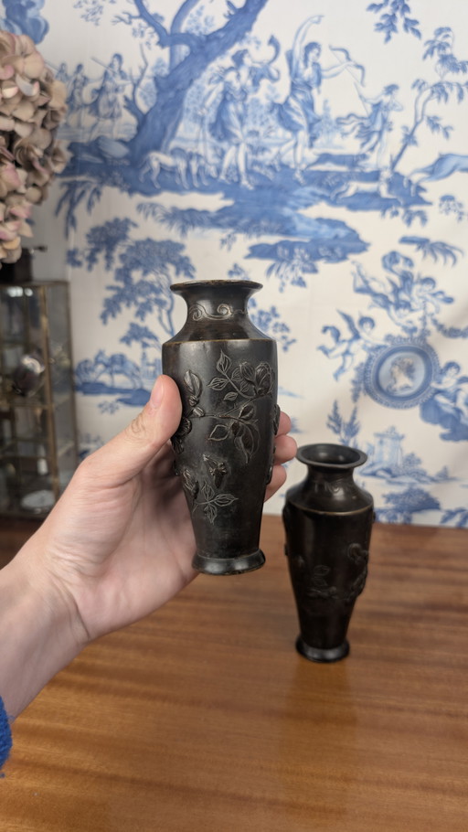 Paire de vases en bronze Japonais au bas relief d'oiseaux époque Meiji (1868–1912)