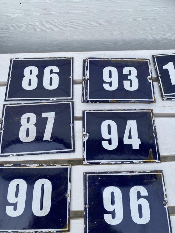 Image 1 of Numéros de maison vintage en émail, 64 pièces
