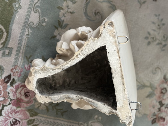 Image 1 of Skulpturale Wandkonsole aus Gips – Klassisches Blumendesign