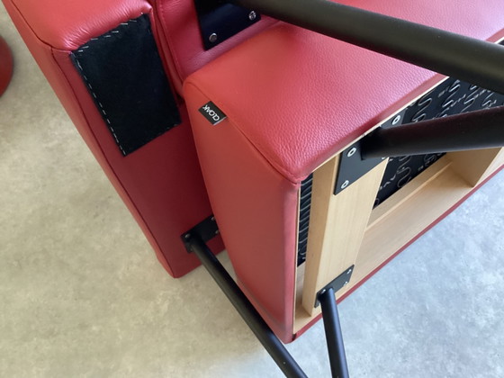Image 1 of Sofa mit rotem Ledermantel.