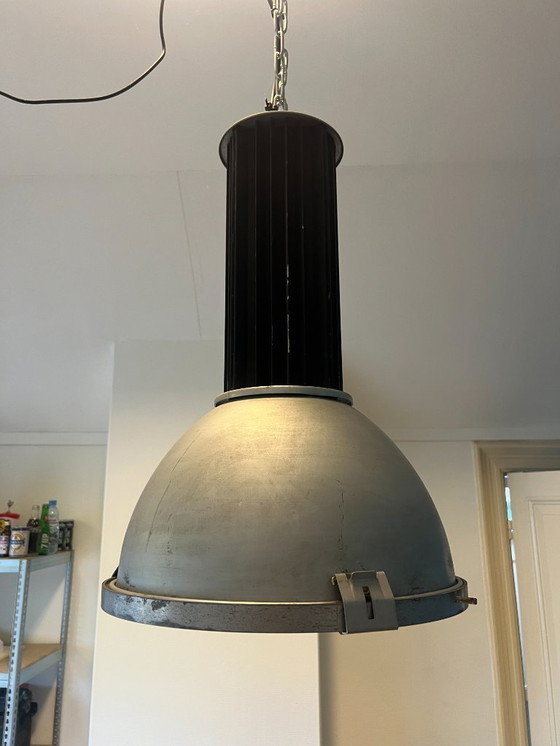 Image 1 of Industriële lampen uit de Citroën-fabriek in Frankrijk