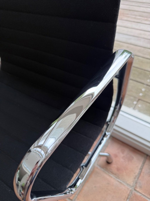 2x Vitra Eames EA 108 Nero Hopsak chairs
