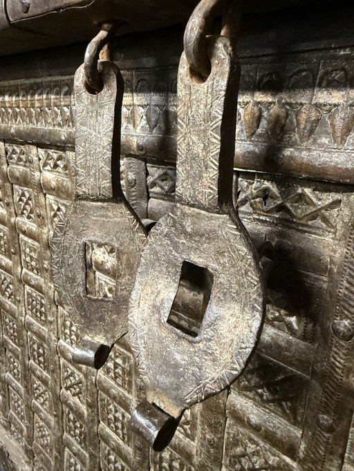 Houten Kist ha incontrato Metalen Beslag - Uniek Stuk