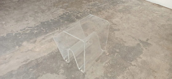 Image 1 of Table d'appoint vintage en plexiglas avec porte-revues