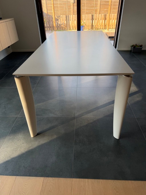 Mesa de comedor blanca con patas color crema