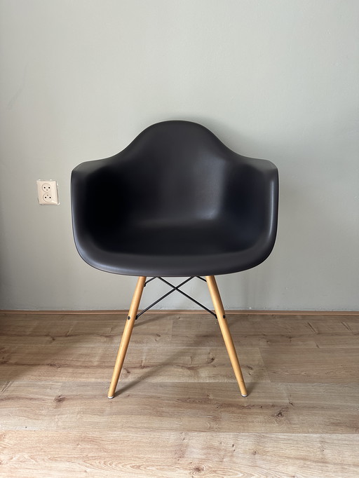 Vitra Eames Plastic Chair DAW