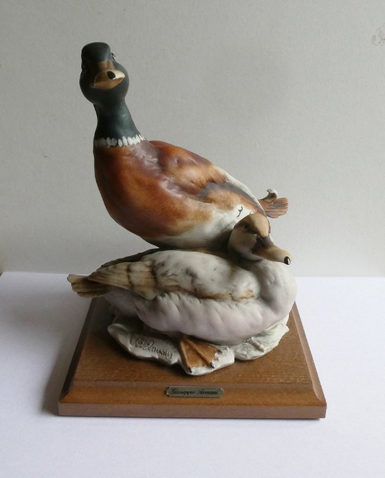 Image 1 of Figura de una pareja de ánades reales, diseñada por Giuseppe Armani, cerámica pintada a mano, base de roble.